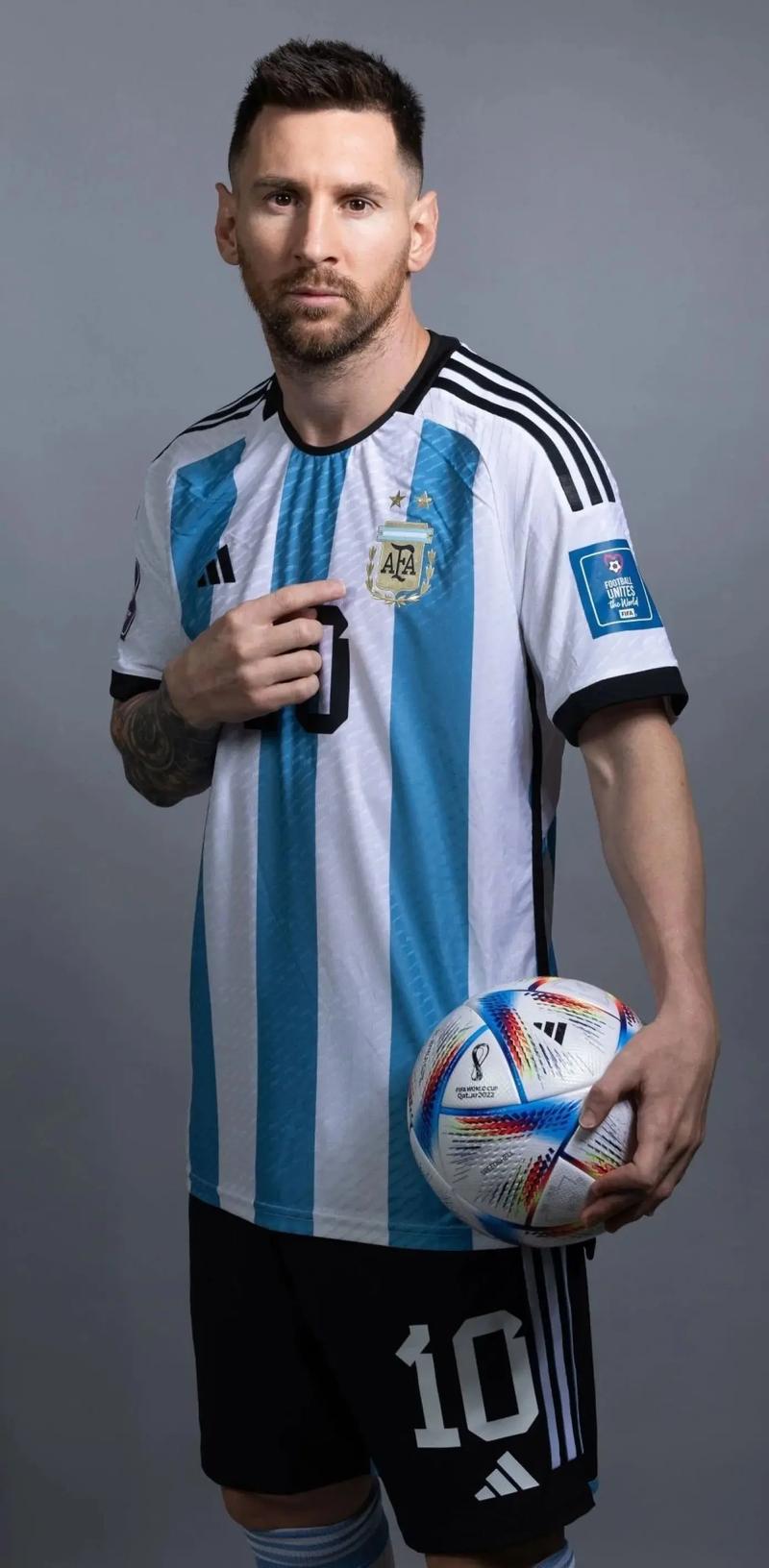 弗兰克：中国非常自由和安全，商品非常便宜，菜味道出奇地好（弗兰克称中国自由安全、物价低廉，菜肴格外美味）