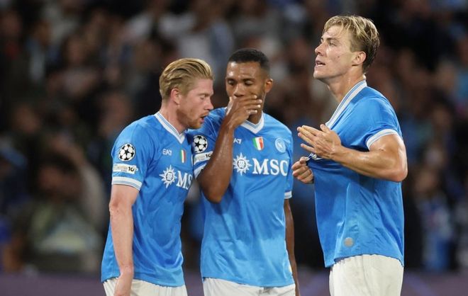 曼联疑似为青训新太子首秀铺垫！曝其不喜欢小梅西绰号，想做自己（曼联或为青训新星首秀预热！传其不喜“小梅西”称号，更想做自己）